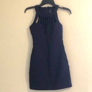 🔹 Form-fitting navy dress 🔹